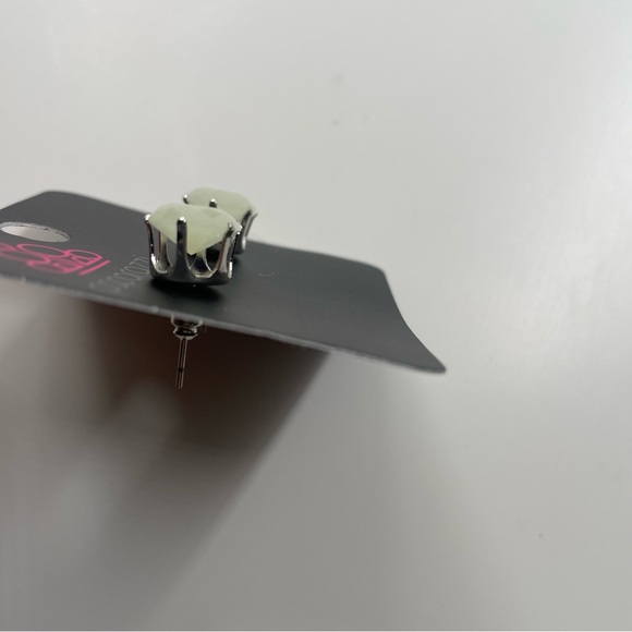 Paparazzi Glow in the Dark Earring - Picture 6 of 11